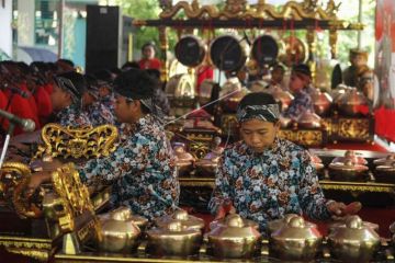 Bantuan gamelan untuk sekolah