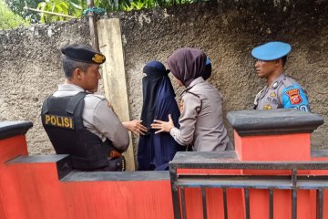 Polisi pulangkan DK istri terduga teroris DS