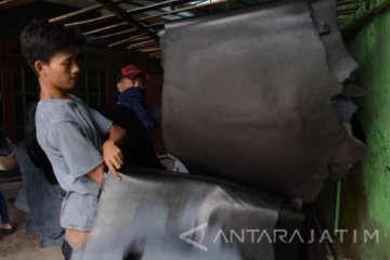 Kemenperin beri bantuan alat pelaku industri kulit Magetan