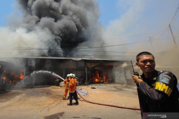 Petugas berjibaku padamkan kebakaran di Pasar Bendul Merisi Surabaya