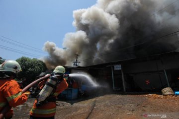 Pasar Bendul Merisi Surabaya terbakar, puluhan lapak dan mobil hangus
