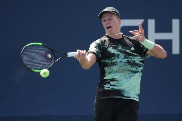 Tomas Berdych gantung raket