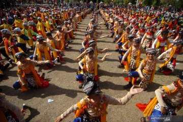 Aksi 2019 penari Topeng menghibur warga Tegal.