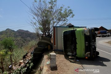 Truk pengangkut barang terguling di jalan trans Sulawesi