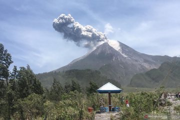 Gunung Merapi meletus