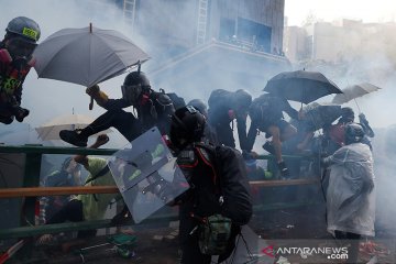 Polisi Hong Kong tembakkan gas air mata bubarkan unjuk rasa