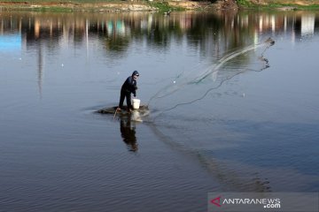 Menangkap ikan di waduk