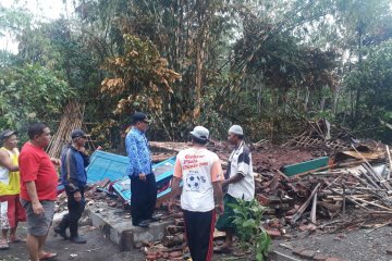 Angin puting beliung rusak puluhan rumah di Jember