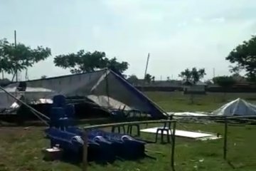 Tenda TPS Pilkades di Kudus roboh diterpa angin kencang