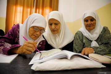 Melihat semangat perempuan tua Palestina belajar membaca dan menulis