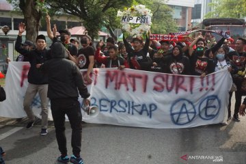 Tiga suporter Indonesia ditahan PDRM
