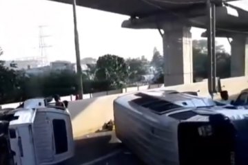 Seorang penumpang luka berat akibat tabrakan di Tol Halim