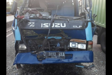 Minibus ringsek akibat tabrak truk kebersihan di Kalideres