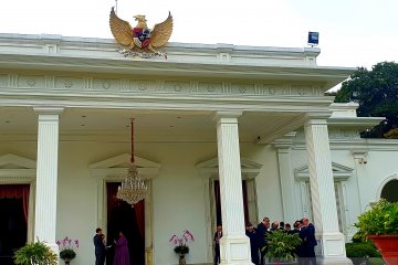 Jokowi diskusi dengan dubes LBBP di beranda Istana Merdeka