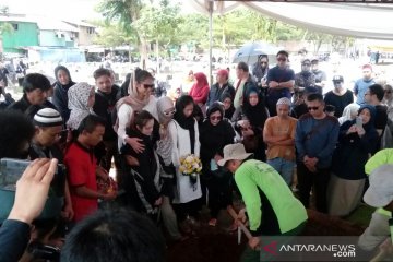 Syahdunya pemakaman Cecep "Bombom" Reza di TPU Layur Penggilingan