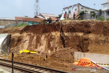 Longsor di Cigombong ganggu perjalanan KA Bogor-Sukabumi