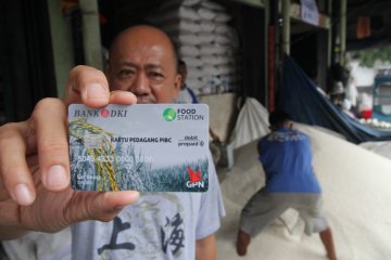 Bank DKI bagikan kartu bagi pedagang beras Cipinang