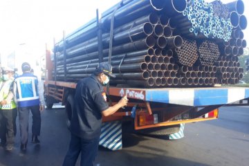 Petugas  jaring 142 kendaraan "over load" di Tol Soedijatmo