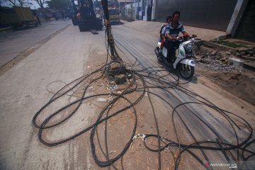 Hati-hati, ada kabel listrik berserakan di tengah jalan