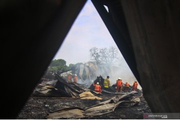 Kebakaran gudang plastik di Kalideres