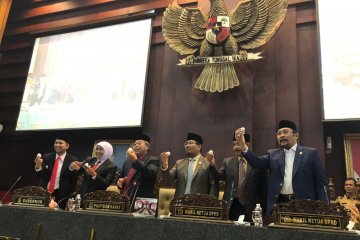 Wakil rakyat dan Gubernur Jatim makan telur ayam saat sidang paripurna