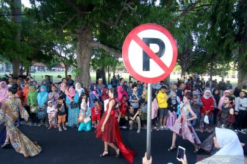 Peragaan busana batik di Trotoar