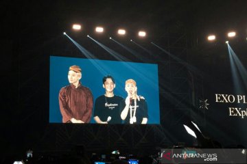 Aksi Chanyeol EXO ber-blankon hingga Suho buka baju di konser