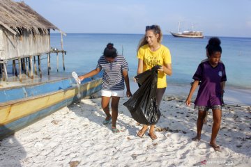 Bersih pantai Raja Ampat