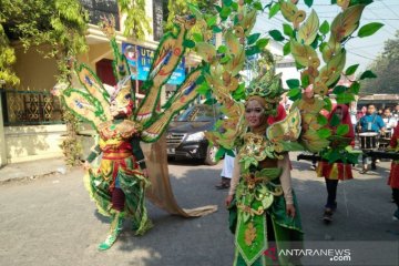 2.000 pramuka karnaval kostum daur ulang di Thamrin
