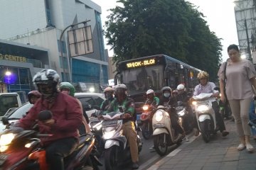 Sore hari, jalur sepeda Tomang Raya masih dikuasai pengendara motor