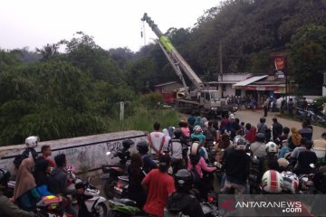Polres Bogor evakuasi truk tambang yang terjun ke jurang
