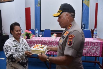 Peringatan hari guru, Kapolda Papua sambangi sekolah beri ucapan