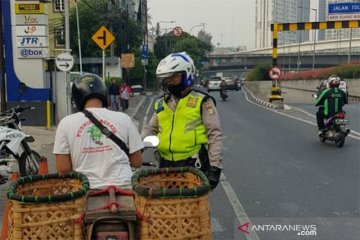 35 pengendara kendaraan bermotor ditilang di jalur sepeda Tomang Raya