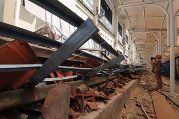 Konsol penyangga atap bangunan runtuh