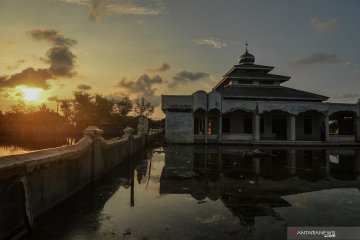 Tergenang luapan air laut, kampung di utara Bekasi ditinggal penghuninya