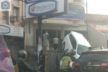 Mobil terperosok