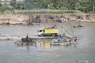 Penambangan pasir ilegal di sungai Brantas