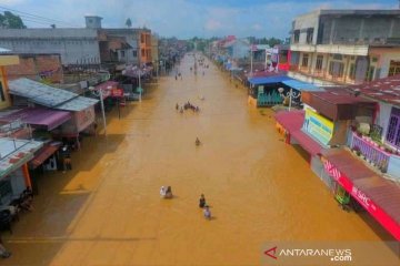 Akses jalan ke Kota Pasirpangaraian Rokan Hulu lumpuh akibat banjir