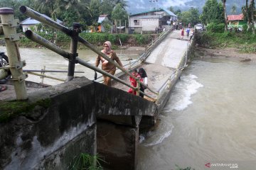 Jembatan ambruk di Solok Selatan