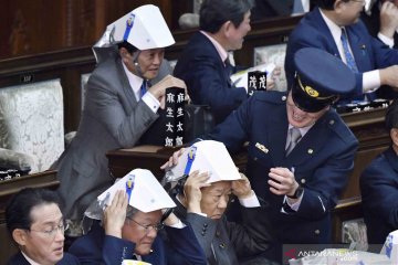 Anggota parlemen Jepang berlatih keadaan darurat gempa bumi