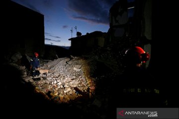 Pencarian korban pasca gempa bumi di Albania