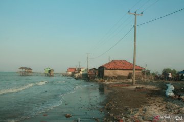 Ratusan keluarga terdampak abrasi pantai Karawang akan direlokasi