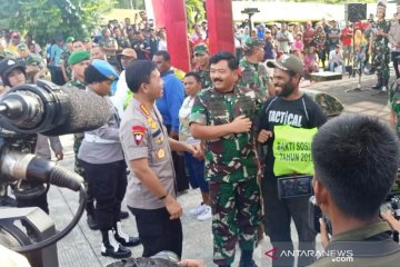 Panglima TNI dan Kapolri berikan sembako kepada warga perbatasan Papua