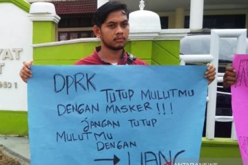 Mahasiswa protes pencemaran batu bara PLTU di depan DPRK Aceh Barat