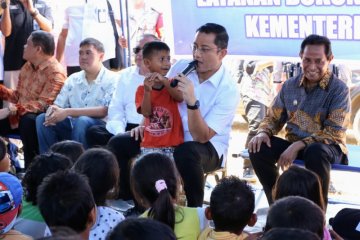 Mensos hibur anak korban gempa Ambon