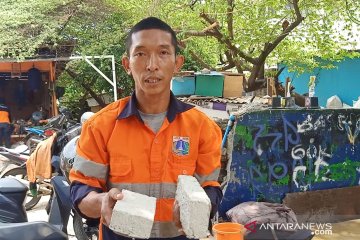 Petugas Oranye Jaktim rintis produksi sampah sungai menjadi batako