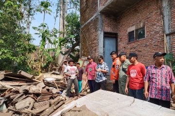 Hujan lebat robohkan rumah warga berusia renta di Malang