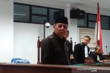 Mantan Bupati Simeulue menangis dalam persidangan pengadilan tipikor
