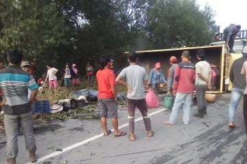 Truk terbalik di Siak Riau akibatkan 17 orang luka, sopir kabur