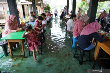 Warung makan di dalam kolam ikan